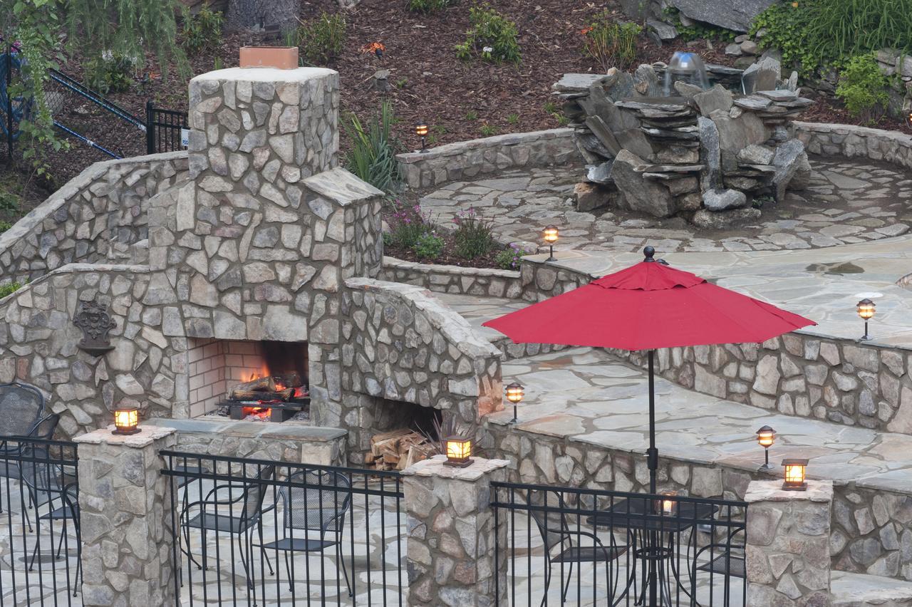 The Esmeralda Inn And Restaurant Chimney Rock Eksteriør billede